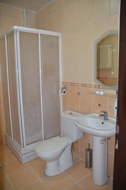 Siirt Polisevi oda banyosu: duşakabin ve lavabo