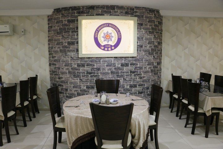 Siirt Polisevi taş duvarlı yemek salonu