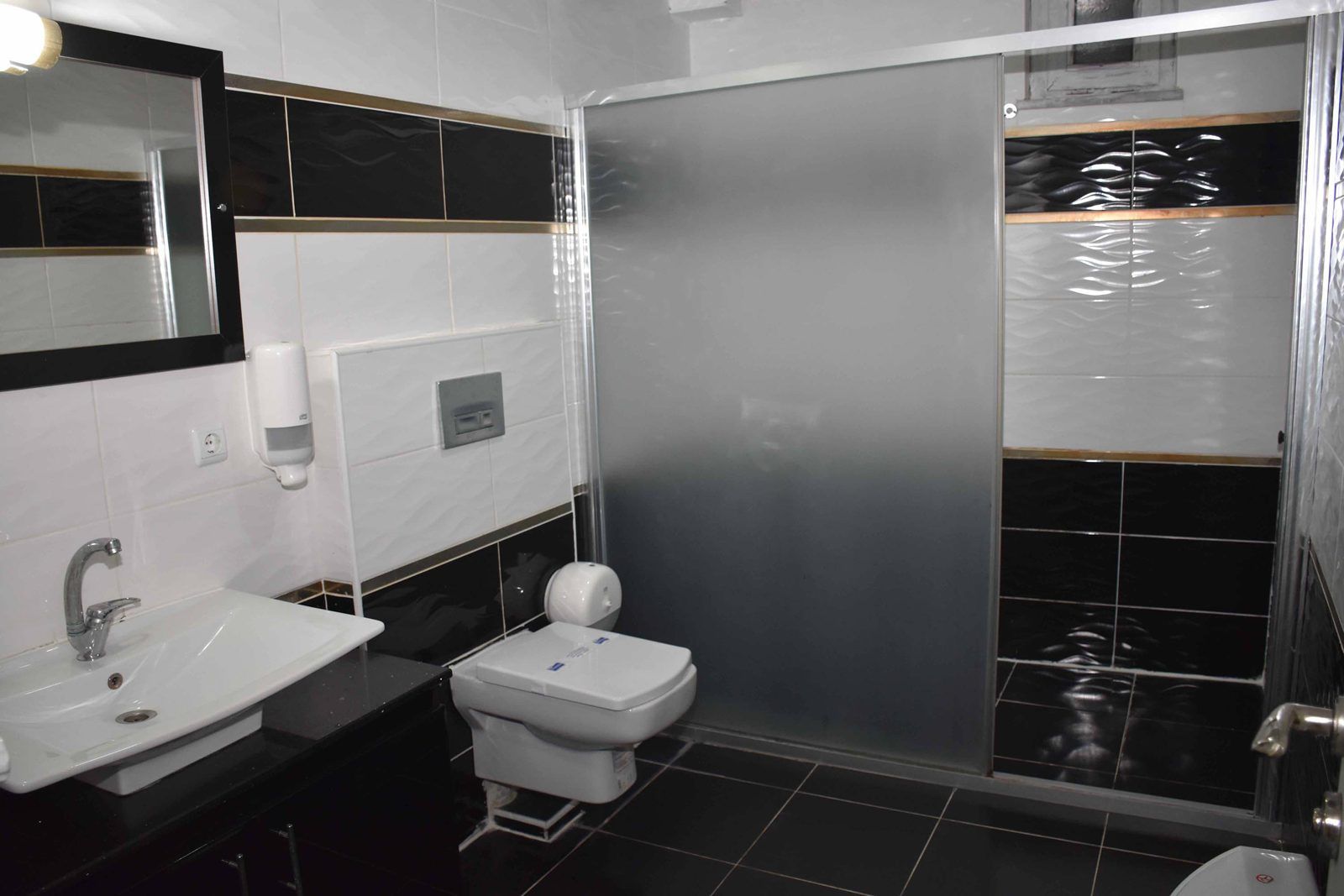 Sinop Polisevi oda banyosu: duşakabin ve lavabo