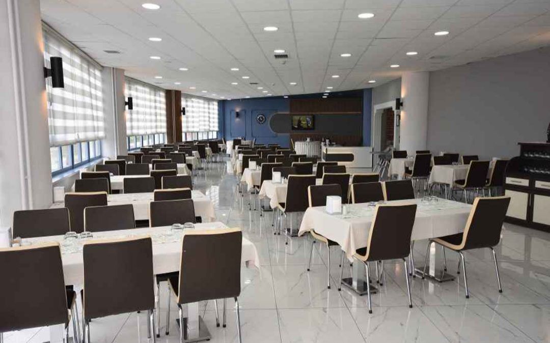 Sinop Polisevi yemek salonunda masa düzeni
