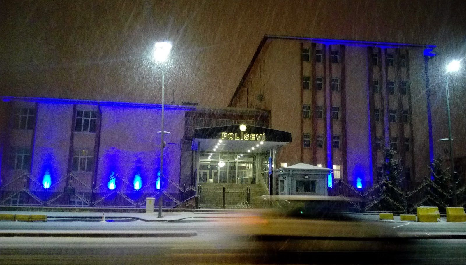 Sivas Polisevi süs havuzunun gece görünümü