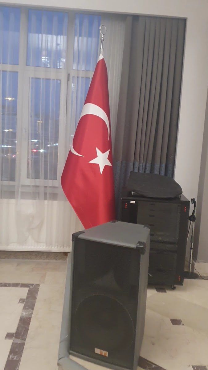 Sivas Polisevi odasında televizyon ve bayrak