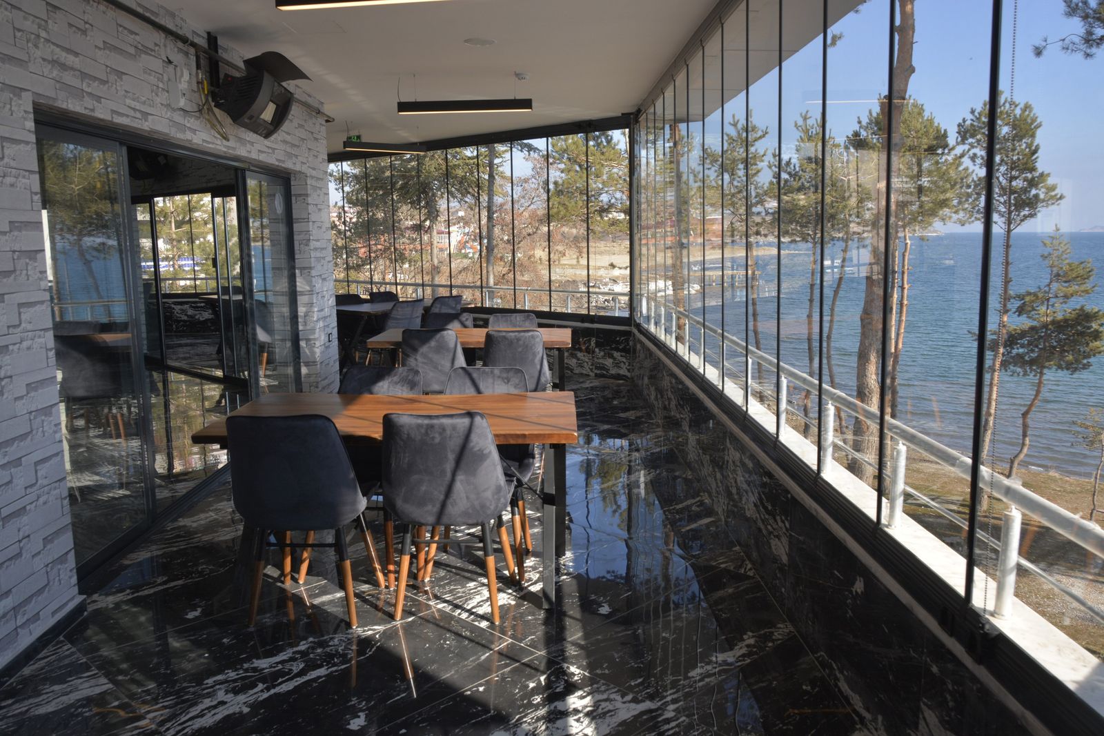 Tatvan Polis Evi'nde Van Gölü manzaralı restoran