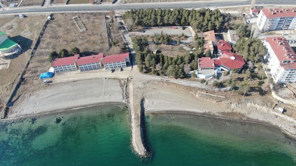 Tatvan Polis Evi'nin havadan görünümü ve Van Gölü kıyısı