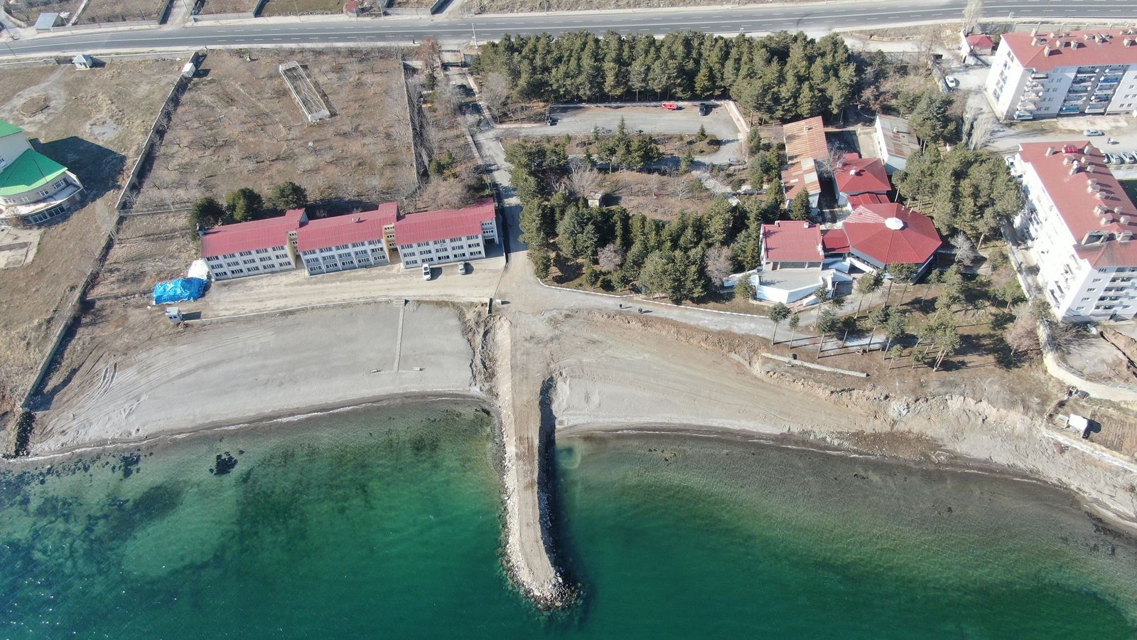 Tatvan Polis Evi'nin havadan görünümü ve Van Gölü kıyısı