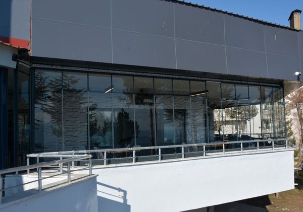 Tatvan Polis Evi'nin cam cepheli restoran binası