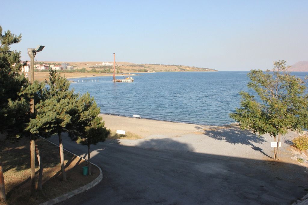 Tatvan Polis Evi sahilinden Van Gölü ve iskele