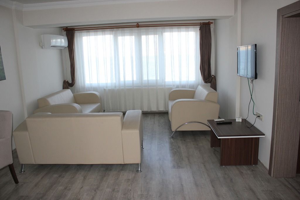 Tatvan Polis Evi suit odasının oturma bölümü