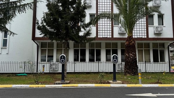 Trabzon Polisevi binası ve bahçesi