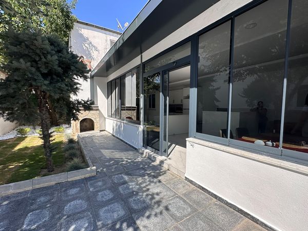 Ula Polis Evi'nin bahçeye bakan cam cepheli bölümü