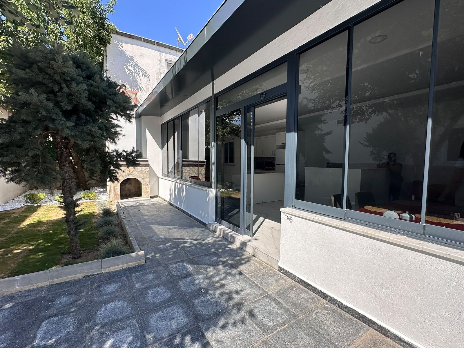 Ula Polis Evi'nin bahçeye bakan cam cepheli bölümü