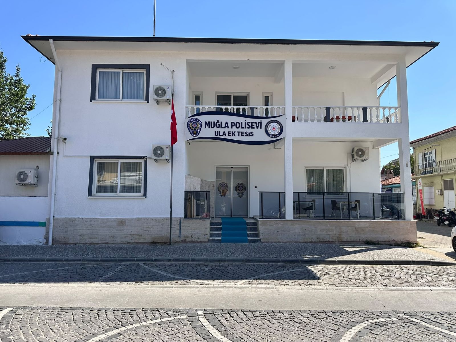 Muğla Polisevi Ula Ek Tesisi'nin bina cephesi ve tabelası