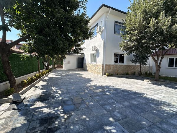 Ula Polis Evi'nin ağaçlıklı dış alanı
