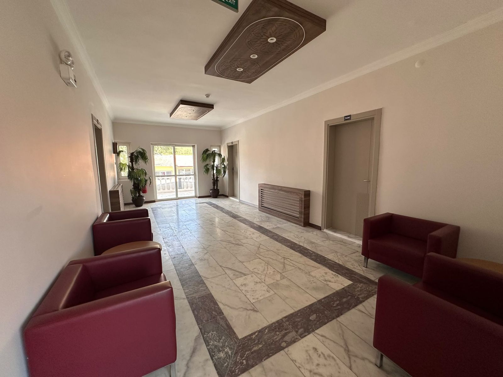 Ula Polis Evi lobisi ve oturma alanı