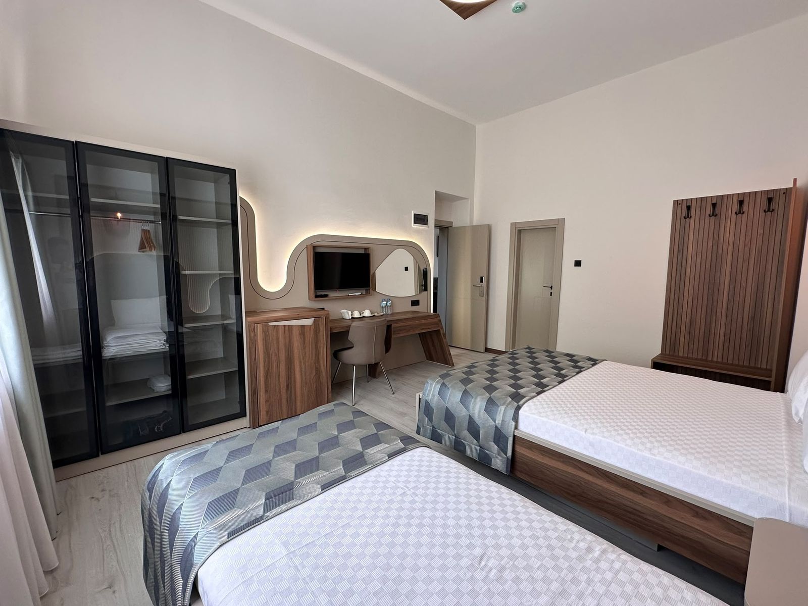 Ula Polis Evi odasında çalışma masası ve gardırop