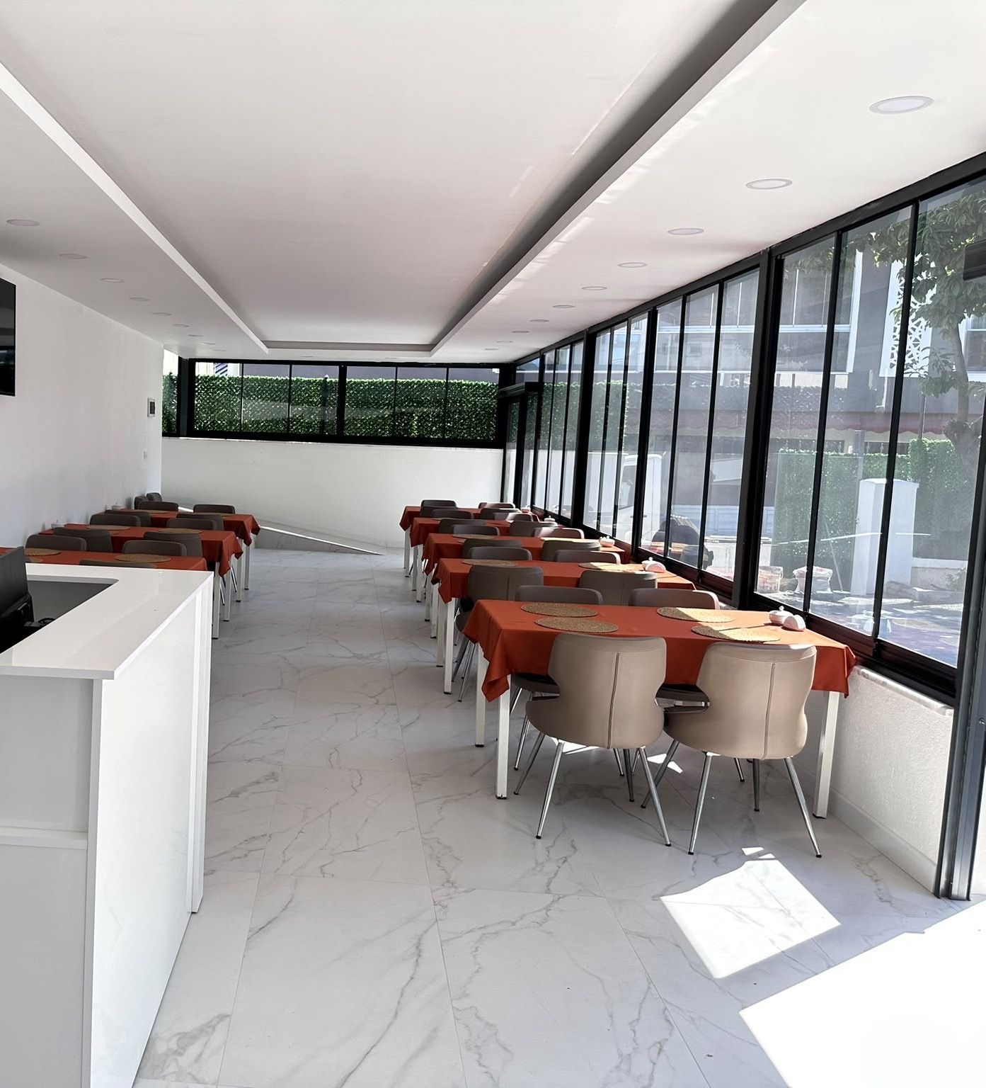 Ula Polis Evi'nin cam cepheli restoran-kafe bölümü