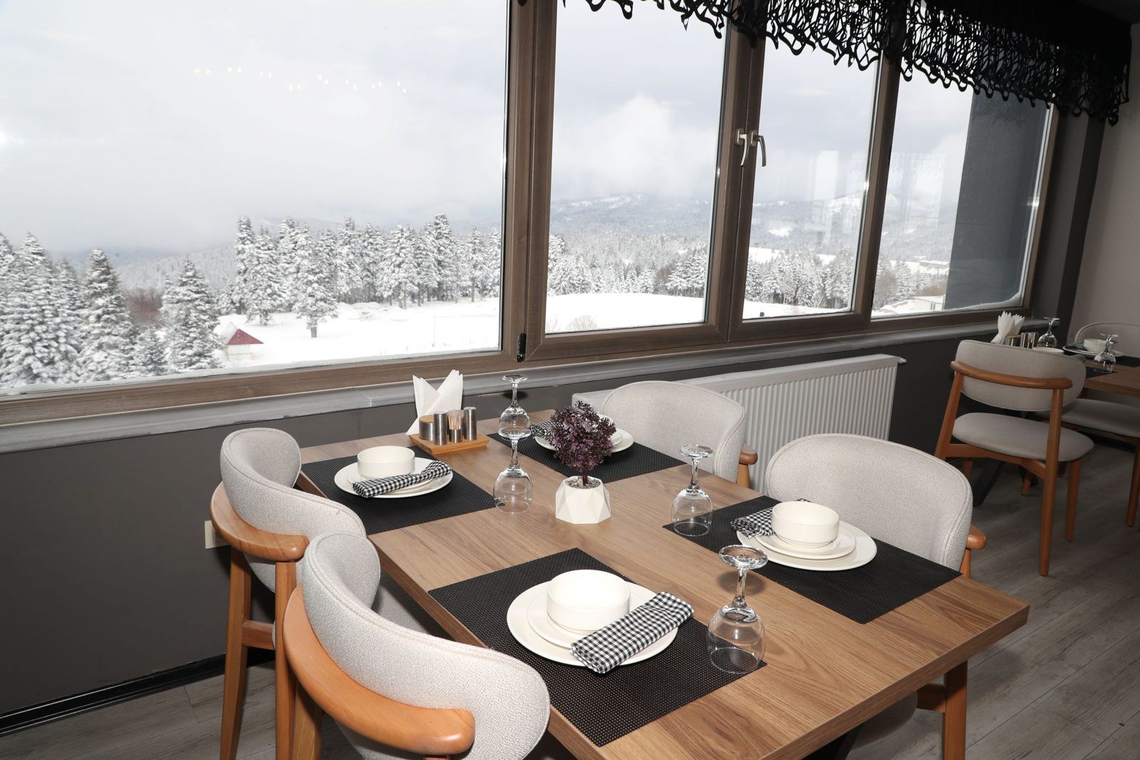 Uludağ PEKOM restoranında pencere kenarı masalar