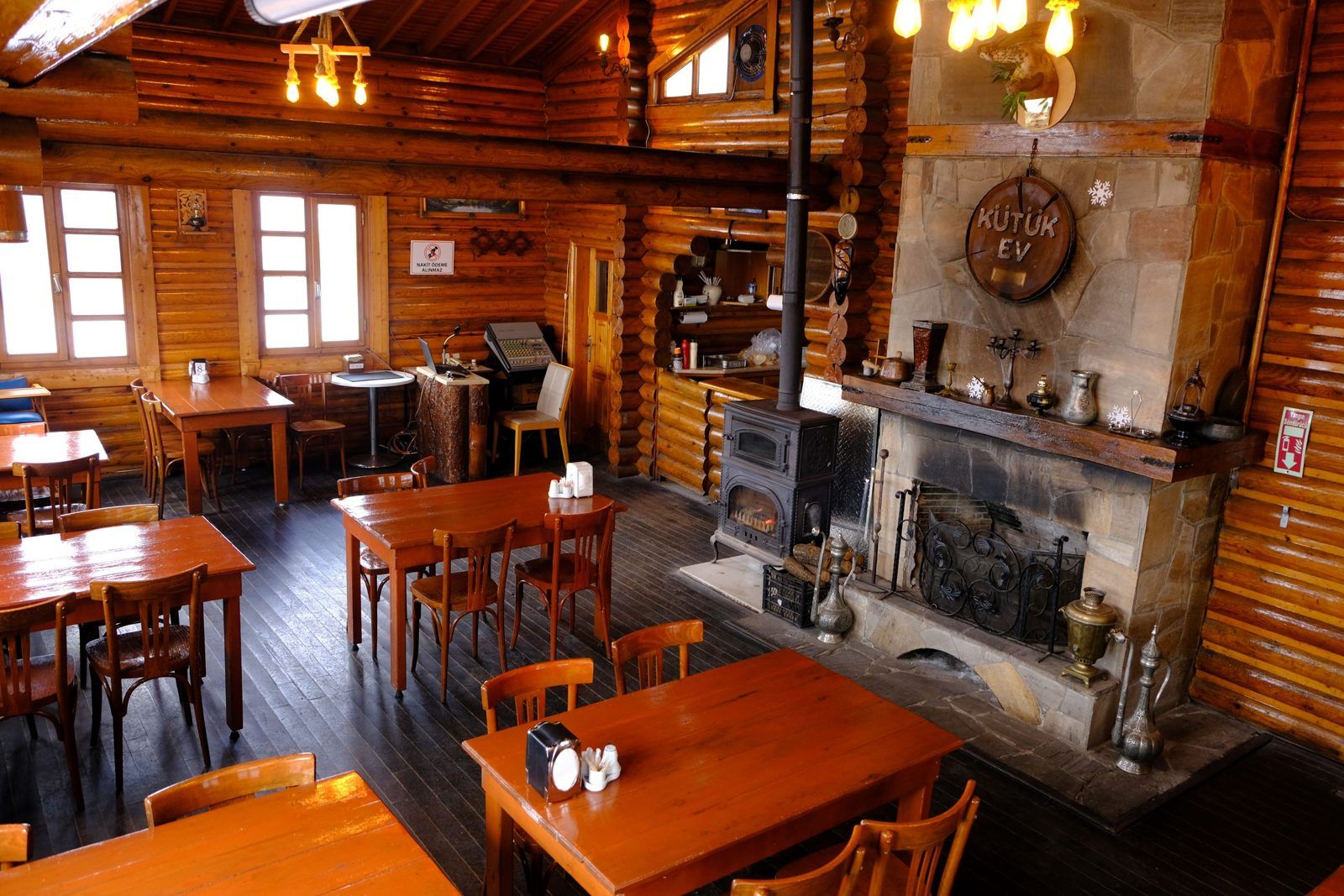 Uludağ PEKOM şömineli restoran bölümü