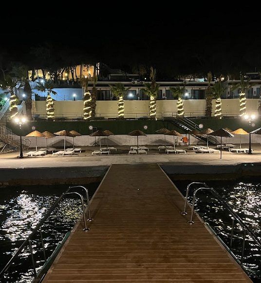 Urla Polis Kampı iskelesinin gece görünümü