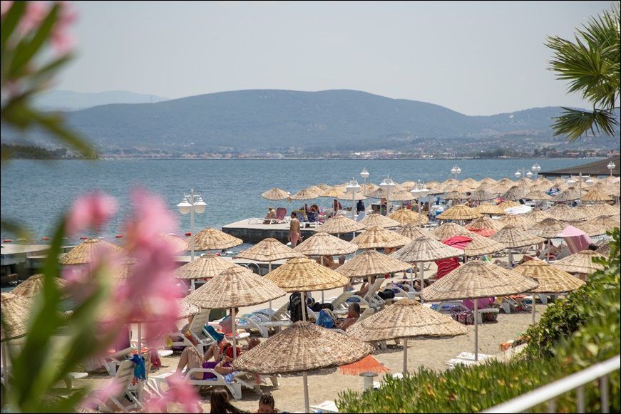 Urla Polis Kampı plajında şemsiyeler