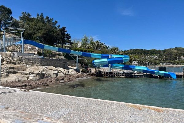 Urla Polis Kampı sahilinde su kaydırağı