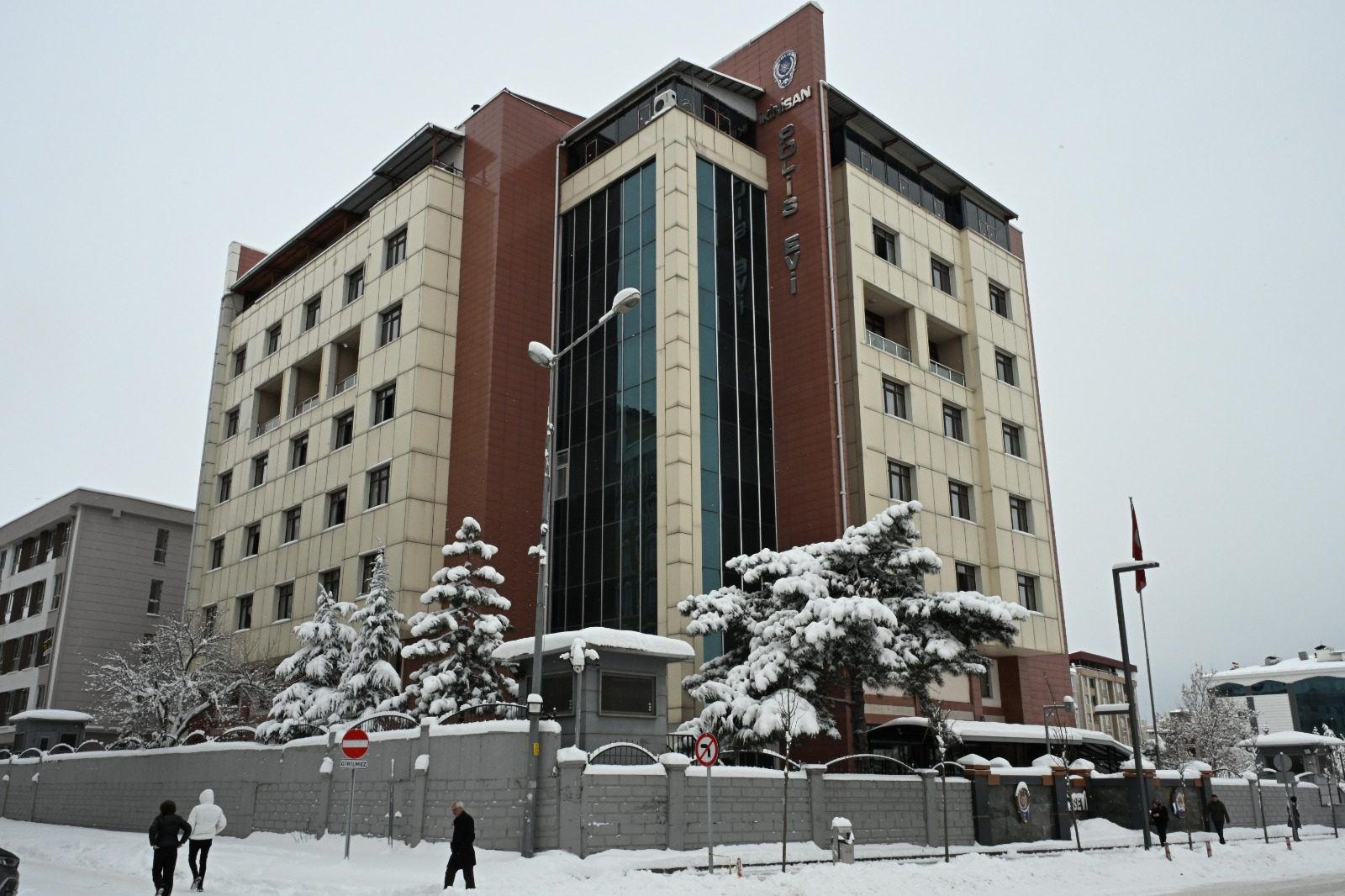 Van İki Nisan Polisevi binasının kış görünümü