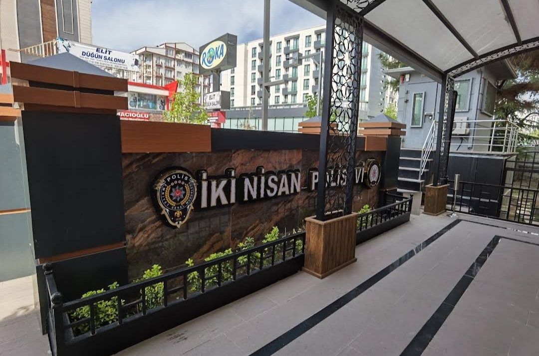 Van İki Nisan Polisevi giriş tabelası