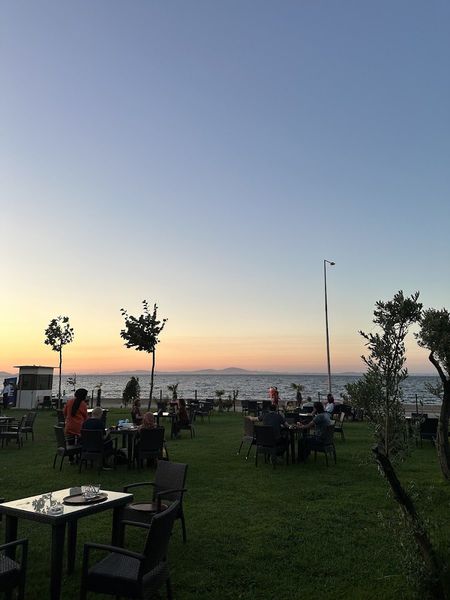 Gazipaşa Polis Lokali'nde deniz manzaralı bahçe oturma alanı