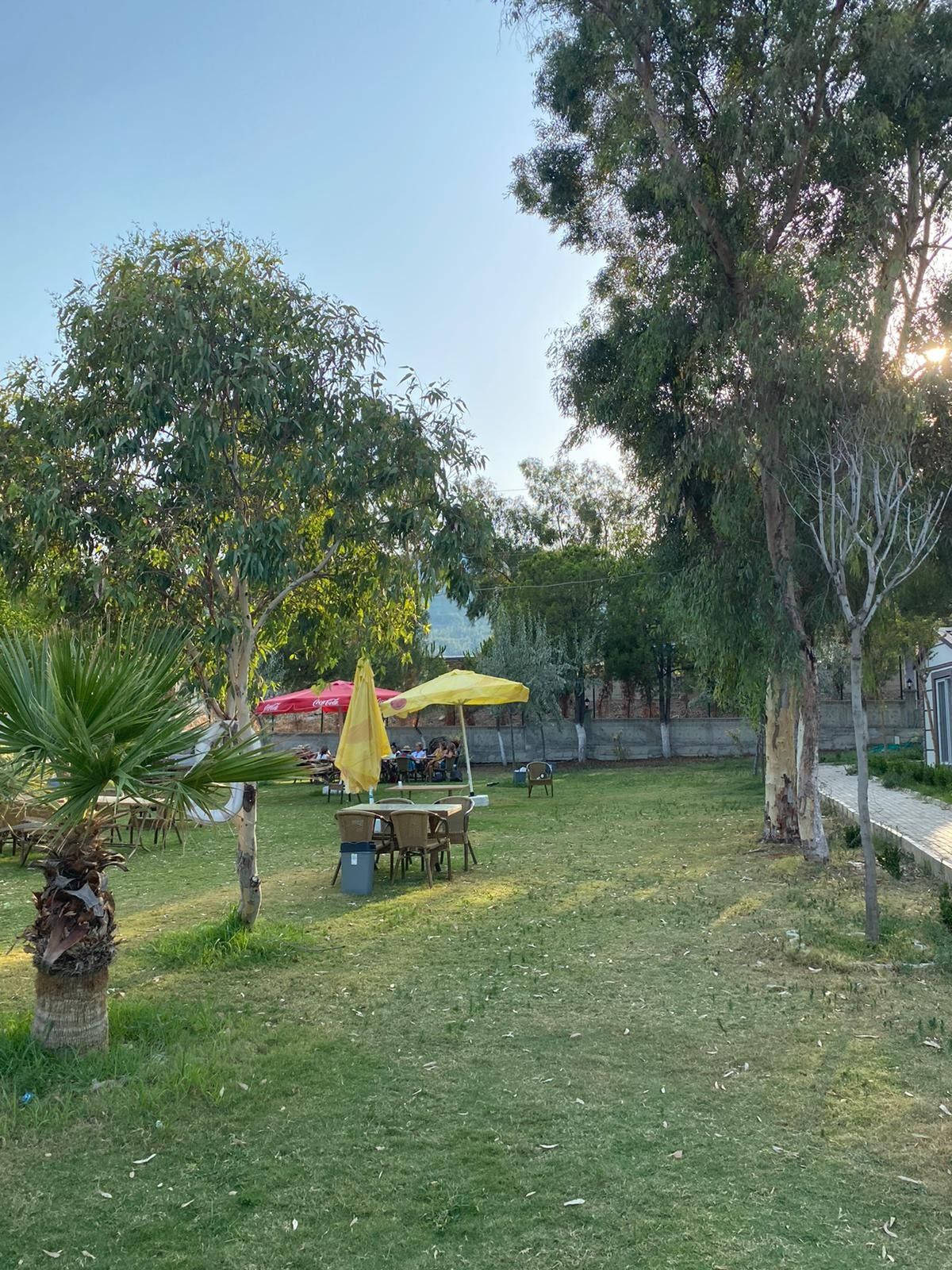Yenifoça Polis Evi bahçesinde oturma alanı
