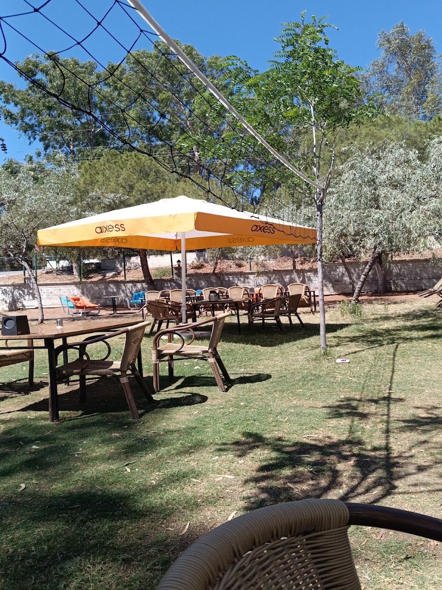 Yenifoça Polis Evi bahçesinde gölgelikli piknik alanı