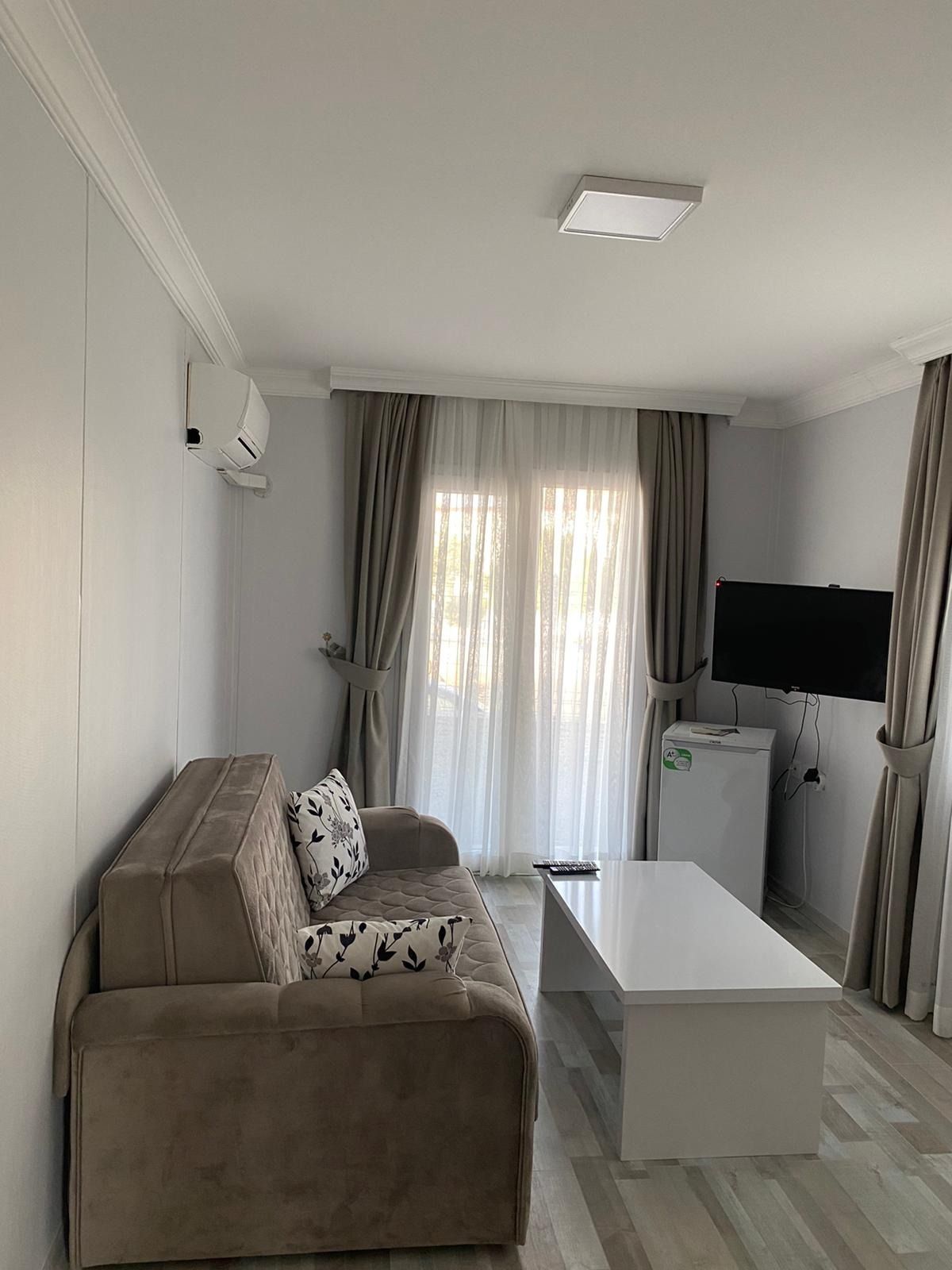 Yenifoça Polis Evi odasının oturma bölümü