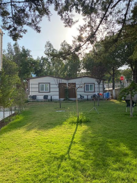 Yenifoça Polis Evi bahçesindeki prefabrik konaklama birimleri