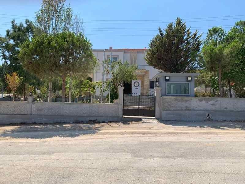 Yenifoça Polis Evi'nin giriş kapısı