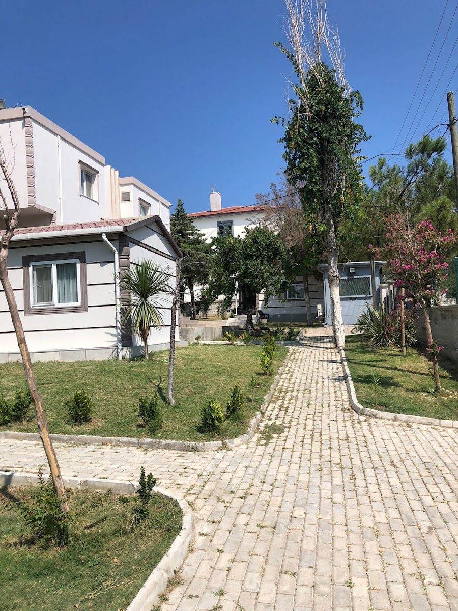 Yenifoça Polis Evi'nin tesis içi yolu ve peyzajı