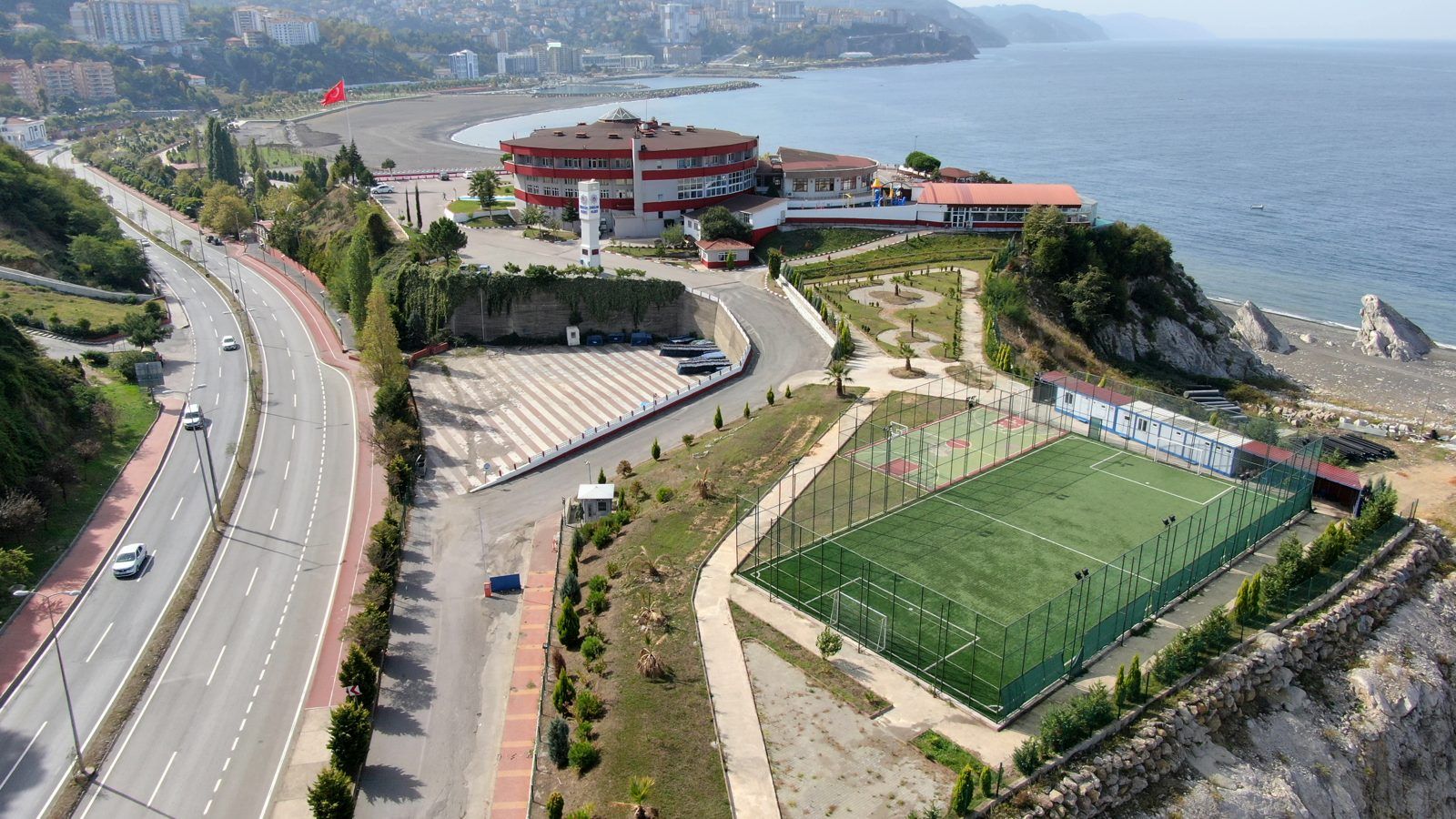 Zonguldak Polisevi ve spor sahasının havadan görünümü
